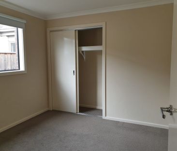 Luxury 4 Bedroom Double Garages House for Rent!! - Photo 3