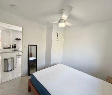 Corner-Site Convenience in the Heart of Burleigh Waters - Photo 5