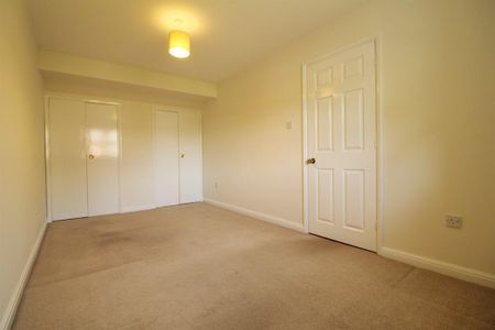 4 bedroom link detached house to rent - Photo 4