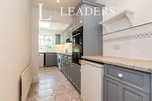 4 bedroom house to rent Caesars Walk, CR4 - Photo 1