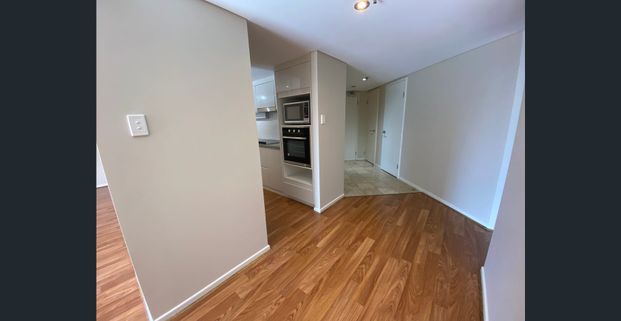 TWO BEDROOM APARTMENT IN THE HEART OF THE DOCKSIDE PRECINCT, KANGAROO POINT - Photo 1