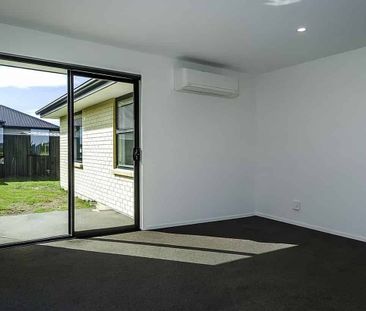 Modern 4-Bedroom Home Opposite Reserve in Lincoln - Photo 4