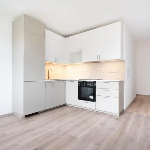 Pronájem kompletně zrekonstruovaného bytu 2+kk s balkonem, Děčín Školní ulice - Fotografie 1