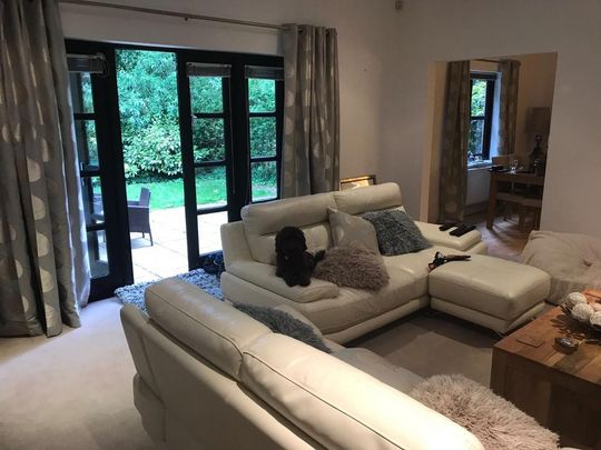 2 bedroom mews to rent - Photo 1