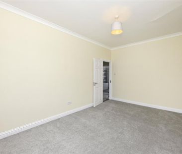 3 bedroom flat to rent - Photo 4
