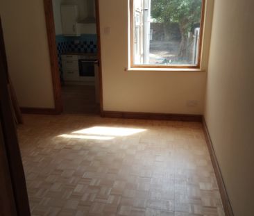 Two Bedroom Terraced House in Immaculate Condition for Rent in cent... - Photo 1