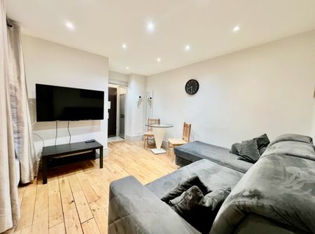 2 Bed Flat, Collingham Road, SW5 - Photo 2