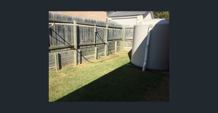 3 BEDROOM LOWSET BRICK WITH AIR CONDITIONED LIVING AREAS - Photo 2