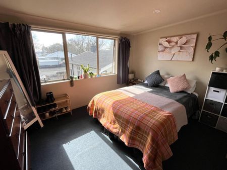 Stylish, spacious and centrally located - Photo 5