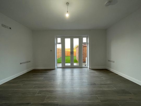 2 bedroom Semi-Detached House to let - Photo 1