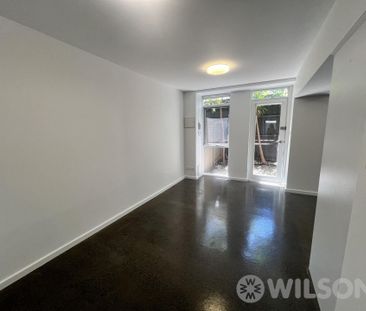 Modern 1 bedroom apartment with private courtyard - Photo 4