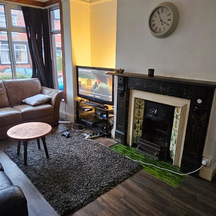 5 Bed - 67 Headingley Avenue, Headingley, Leeds - LS6 3ER - Student - Photo 1