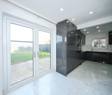 4 bedroom semi-detached house to rent - Photo 2