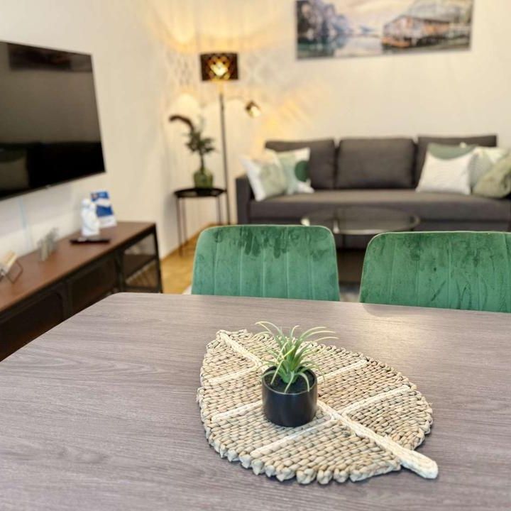 Full Service! Möblierte 2-Zimmer-Wohnung mit Balkon! - Photo 1