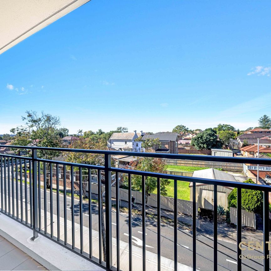 Spacious 2 Bed &plus; 2 Bath &plus; 1 Parking Apartment in the Heart of Burwood&excl; - Photo 1