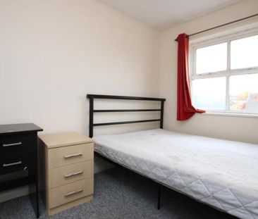 *** STUDENT HOUSE *** A fantastic opportunity to rent a room in thi... - Photo 5