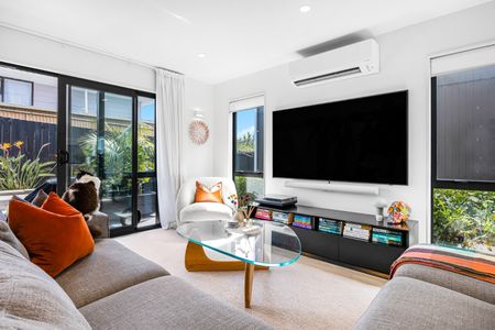 Sleek and Stylish - Photo 2