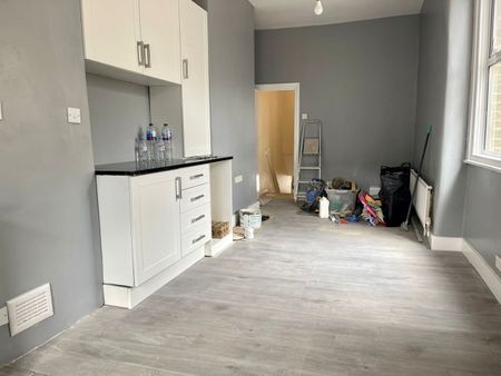 3 Bed Maisonette, Ling Road, E16 - Photo 3