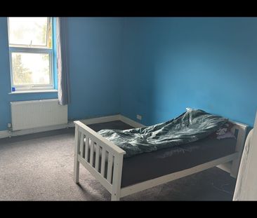 3 Bed Flat, Maple Court, SM4 - Photo 4