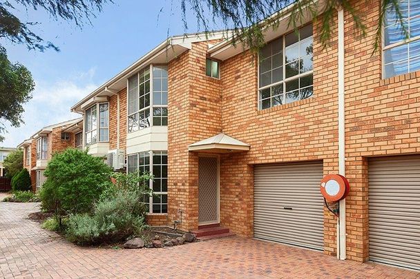 Spacious Townhouse Living! - Photo 1