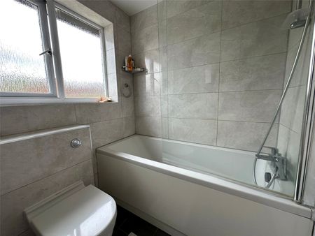 Maskell Way, Farnborough, Hampshire, GU14 - Photo 4