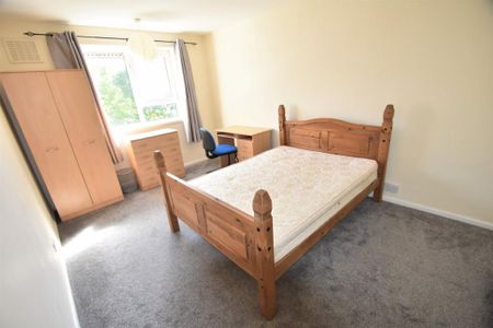 3 bedroom flat to rent - Photo 2