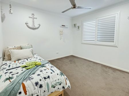 Bright, Spacious & Steps from the Water – Coastal Living at Its Best - Photo 4