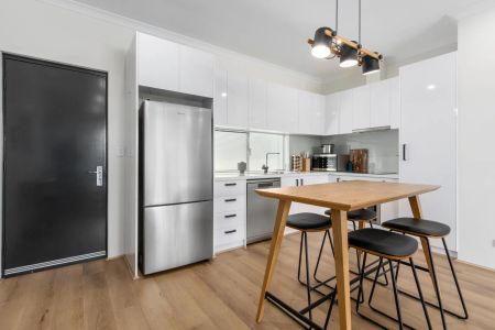 Fully Furnished 2-bedroom 2-bathroom apartment - Photo 3