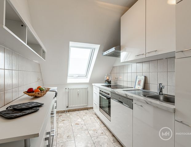 *Schöne, zentral gelegene, 2-Zimmer Dachgeschosswohnung mit eigenem KFZ- Außenstellplatz* - Foto 1