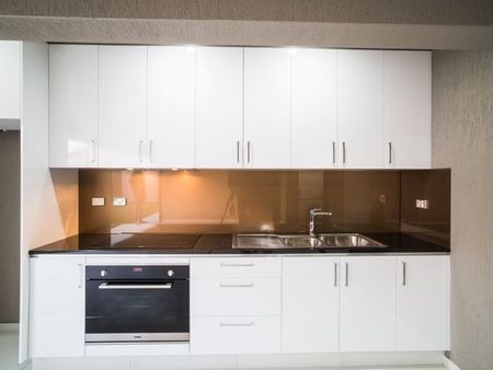 WOW! - 3 BATHROOM - 2 KITCHENS - EXECUTIVE HOME WITH SOLAR ! - Photo 3