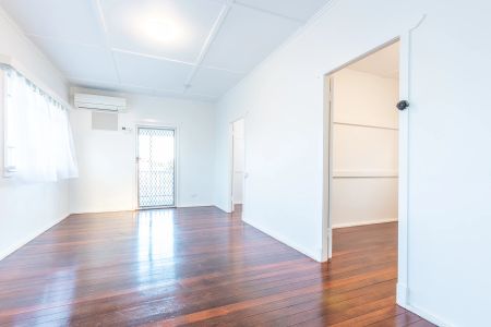 Lovely 2 Bedroom High Set Home! - Photo 3