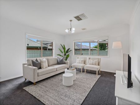 Stylish, Renovated Family Home Backing onto the Golf Course - Photo 3