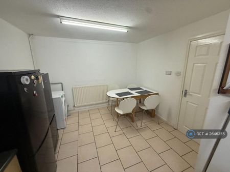 1 bedroom in a house share to rent - Photo 4
