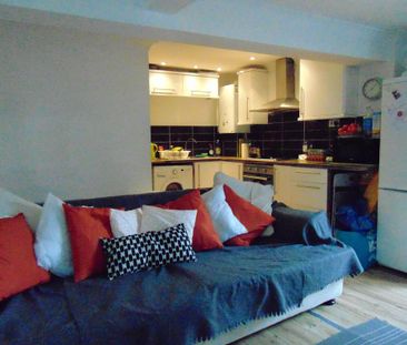 3 bedroom ground floor flat to rent - Photo 3
