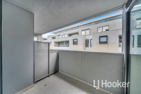 Spacious Unfurnished Two-Bedroom Apartment with Resort-Style Facilities - Photo 3