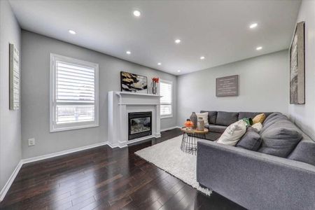 For Lease - 897 Miller Park Avenue, Bradford West Gwillimbury, Ontario - Photo 3