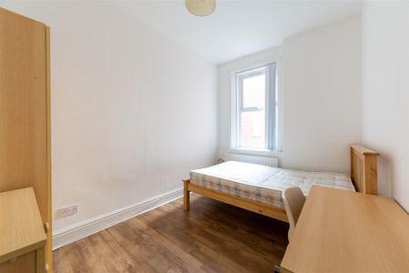 3 bed flat to rent in Warwick Street, Newcastle Upon Tyne, NE6 - Photo 3