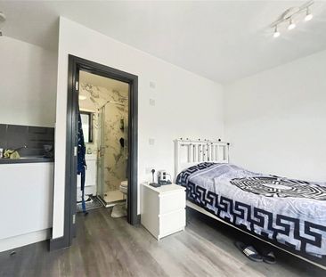 Wellington Avenue, Hounslow, TW3 3SX - Photo 2