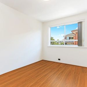 Two bedroom apartment in desirable location - Photo 3