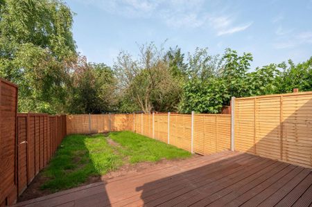 4 bedroom semi-detached house to rent - Photo 2