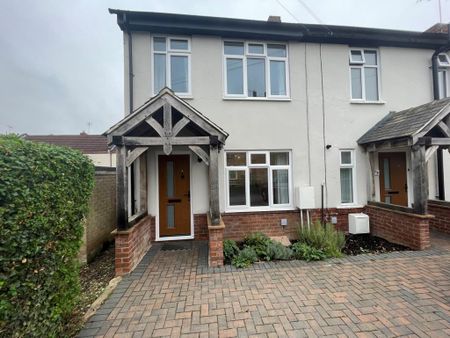 3 bedroom semi-detached house to rent - Photo 2