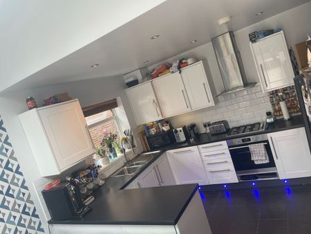 Room in a Shared House, Galsworthy Road, NW2 - Photo 5