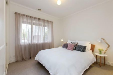 FAMILY HOME IN THE HEART OF ALBERT PARK - Photo 2