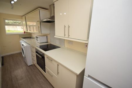 4 bedroom end of terrace house to rent - Photo 5