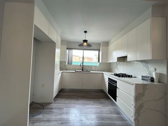 Modern 4 Bedroom Home - Photo 1