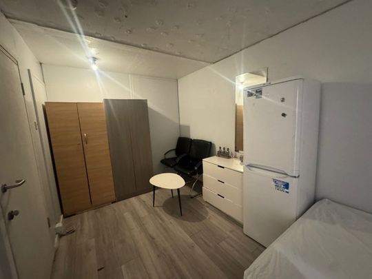 Room in a Shared House, Shipman Road, E16 - Photo 1