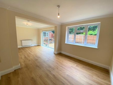 4 bedroom detached house to rent - Photo 2