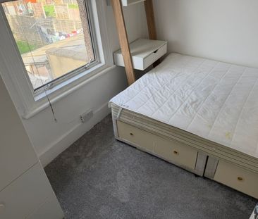 Room in a Shared House, Carlyle Road, E12 - Photo 6