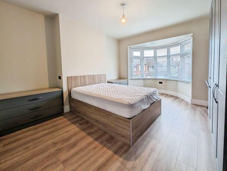 3 bedroom flat to rent - Photo 2