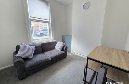 Room 4, 11 Victoria Street, Scarborough - Photo 2